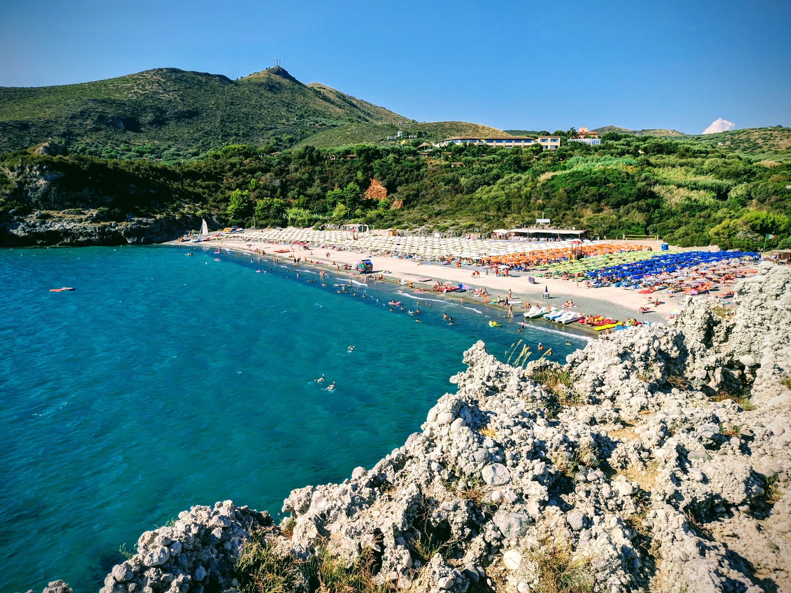 Valokuva Spiaggia di Capogrossoista. pinnalla ruskea hiekka:n kanssa