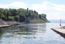 Foto von Plaža Debeli rtič umgeben von Bergen