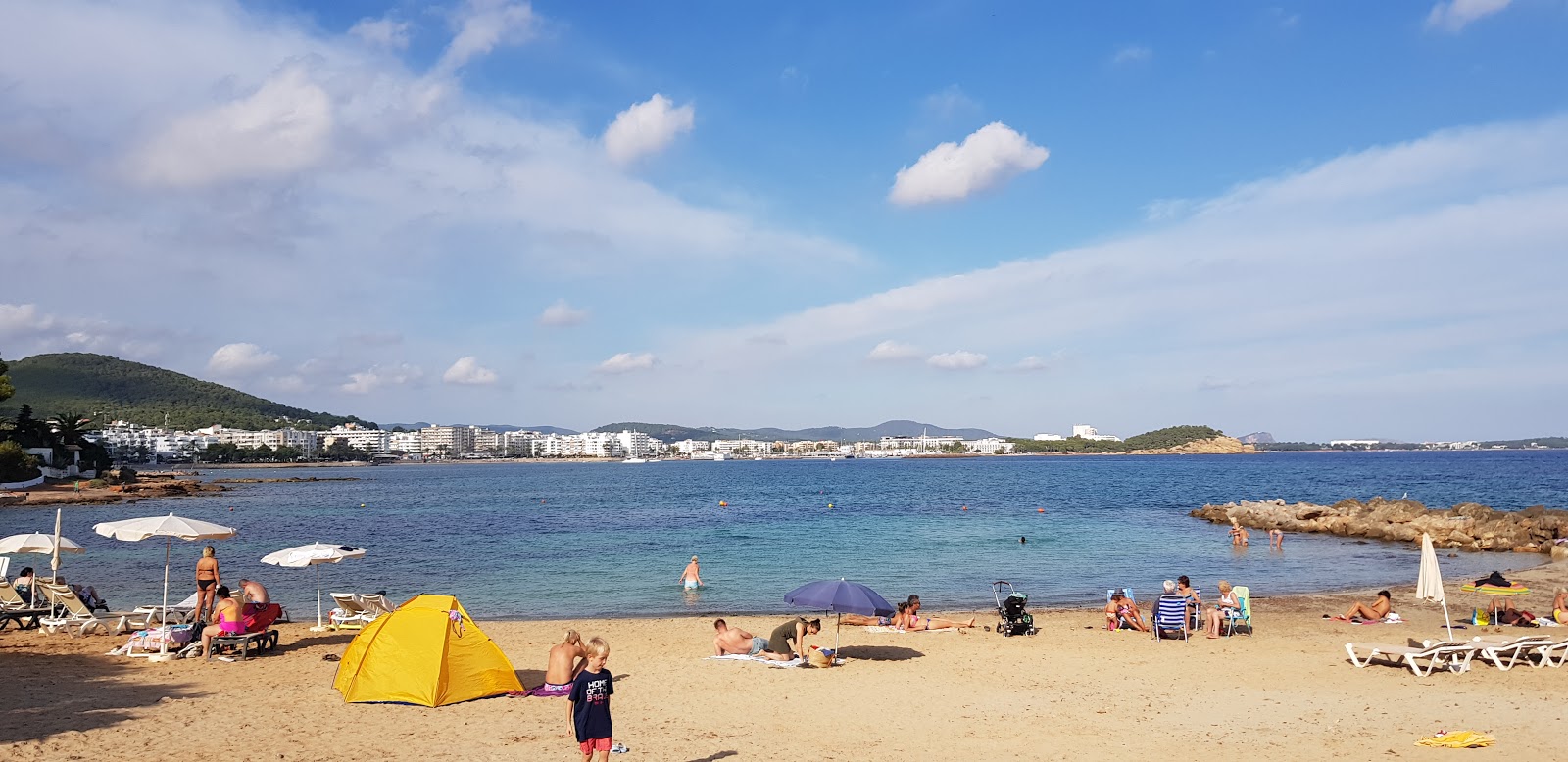 Foto de Es Caló de s'Alga con brillante arena fina superficie