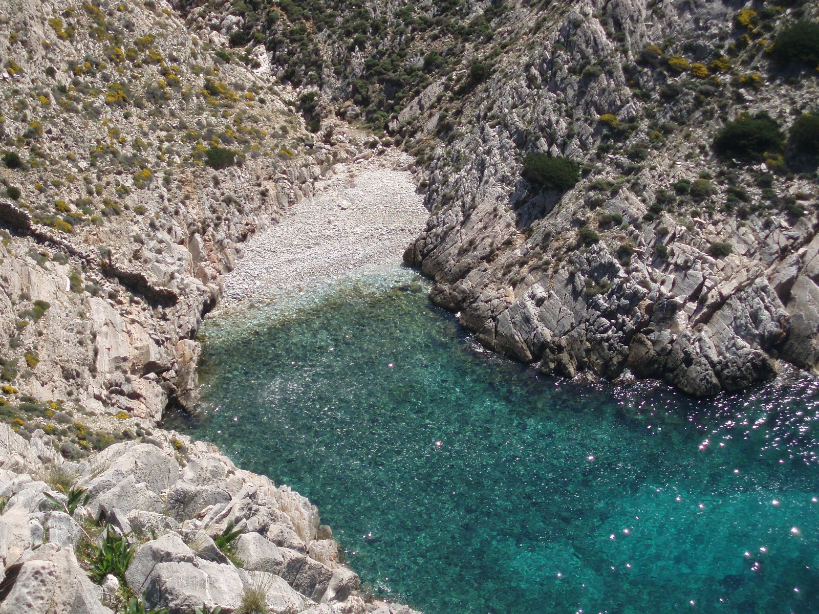 Foto di Avlaki beach con una superficie del ciottolo grigio