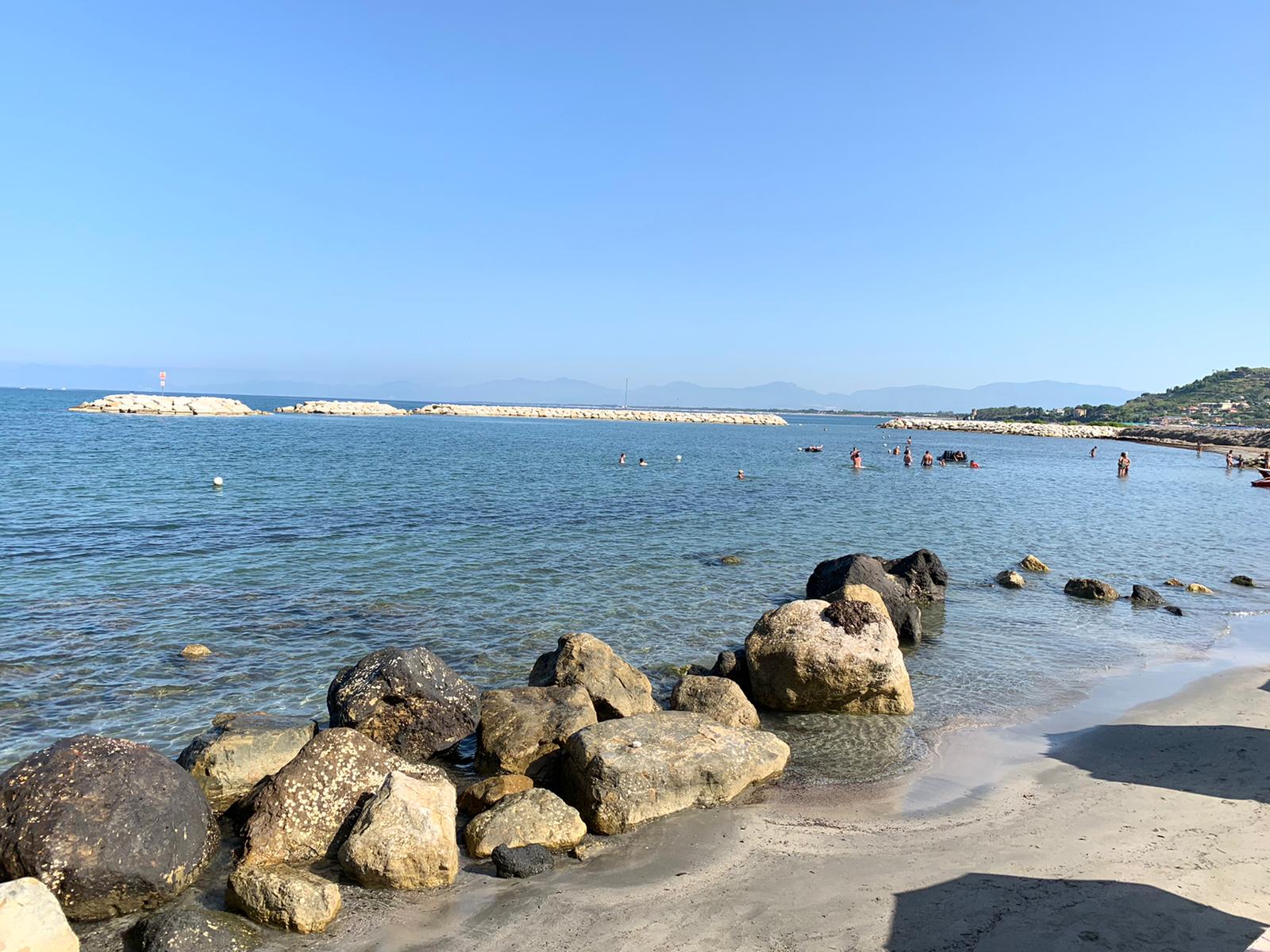 Agropoli beach'in fotoğrafı kahverengi kum yüzey ile