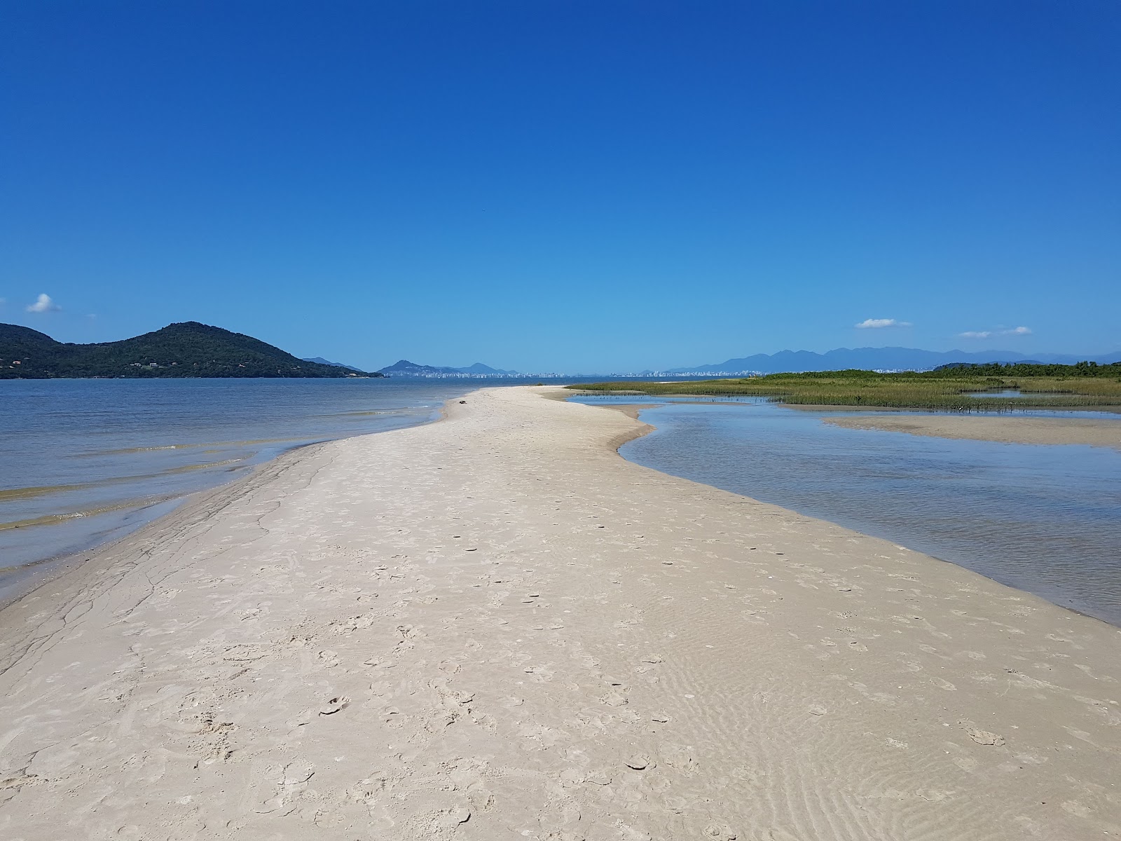 Foto von Praia do Pontal mit geräumige küstenlinie
