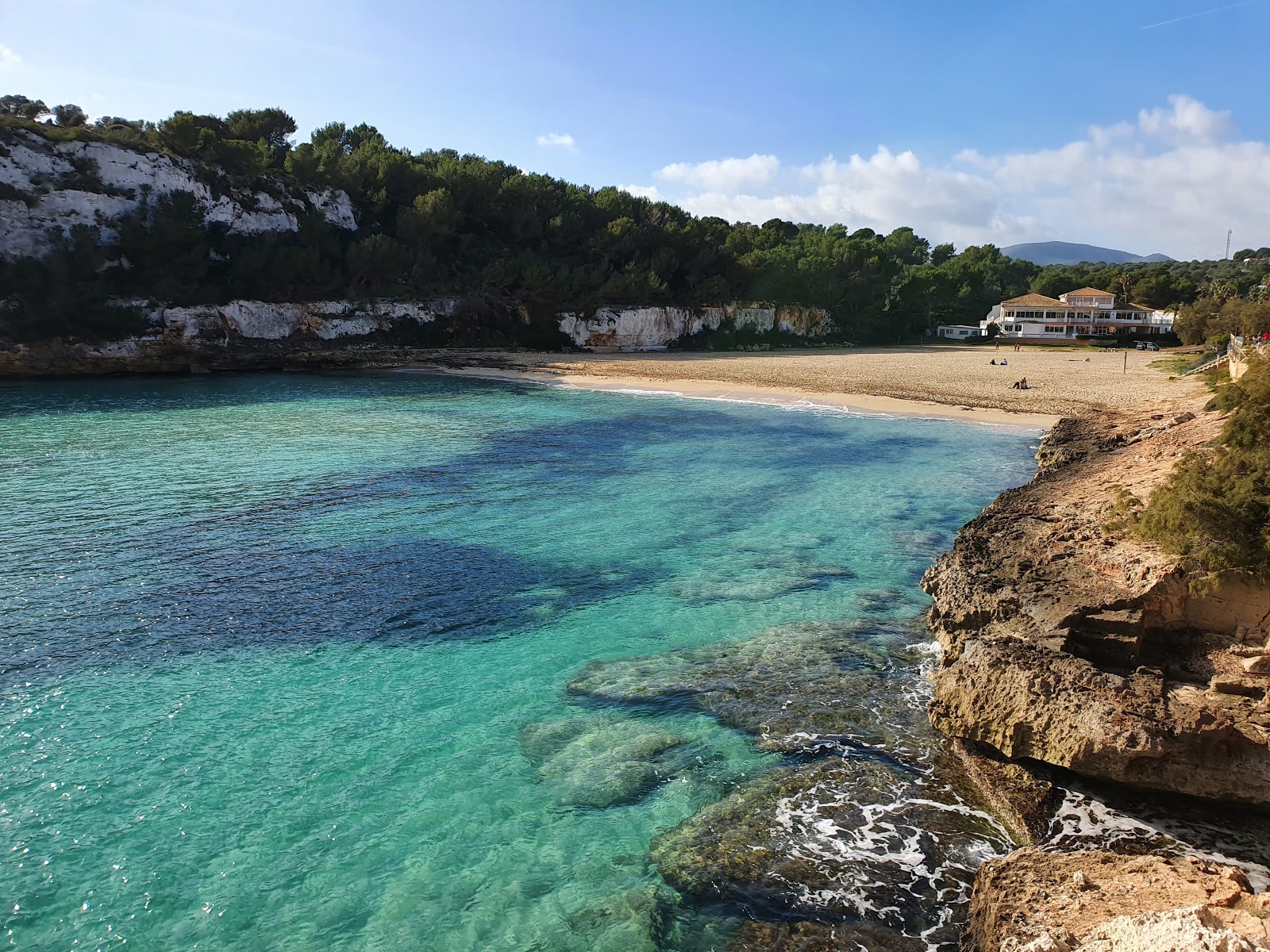 Foto di Spiaggia di Estany d'en Mas con una superficie del sabbia fine e luminosa