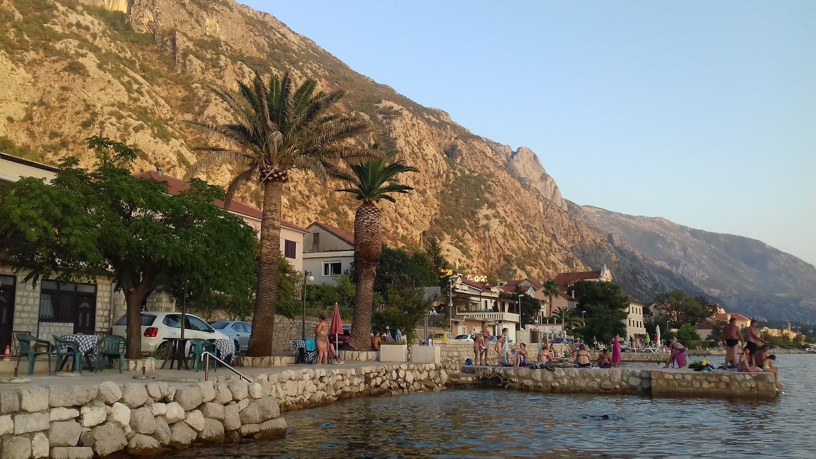 Foto von Pana beach von Klippen umgeben