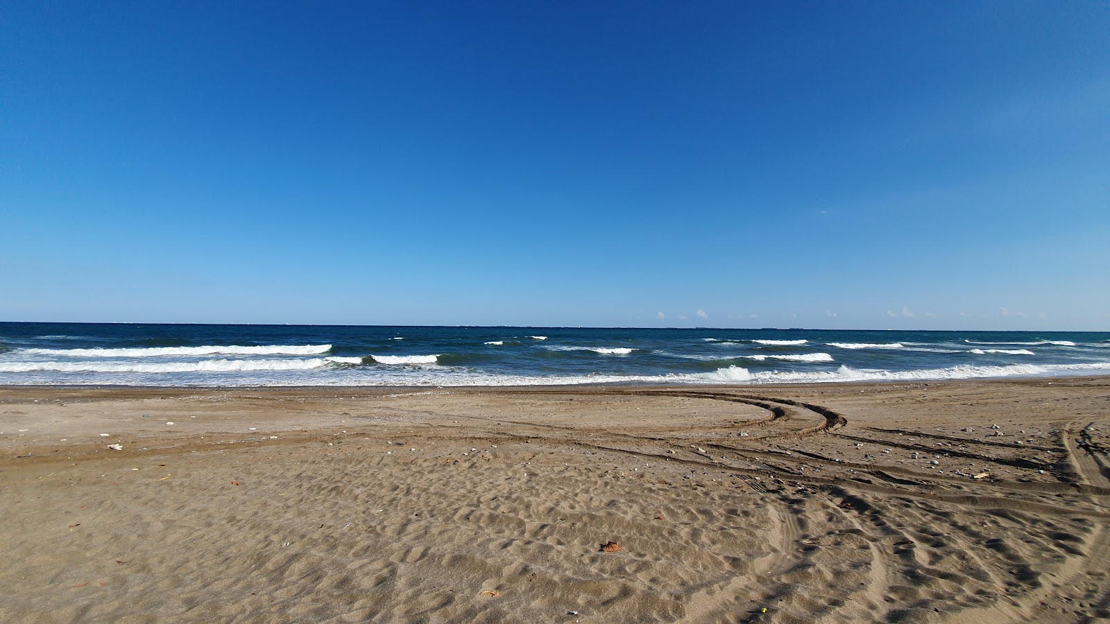 Foto van Qidfa Beach met turquoise puur water oppervlakte