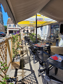 Atmosphère du Restaurant Le Café du Commerce à Beaune-la-Rolande - n°1
