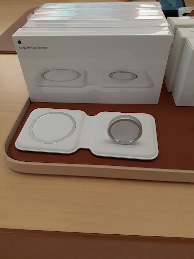 Computer Store «Apple Partridge Creek», reviews and photos, 17360 Hall Rd, Charter Twp of Clinton, MI 48038, USA