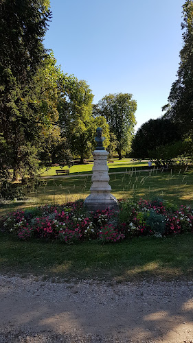 Parc avec la statue du Docteur VIDART, Fondateur des Bains de Divonne à Divonne-les-Bains