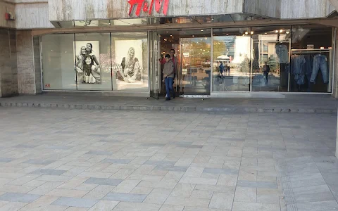 H&M image