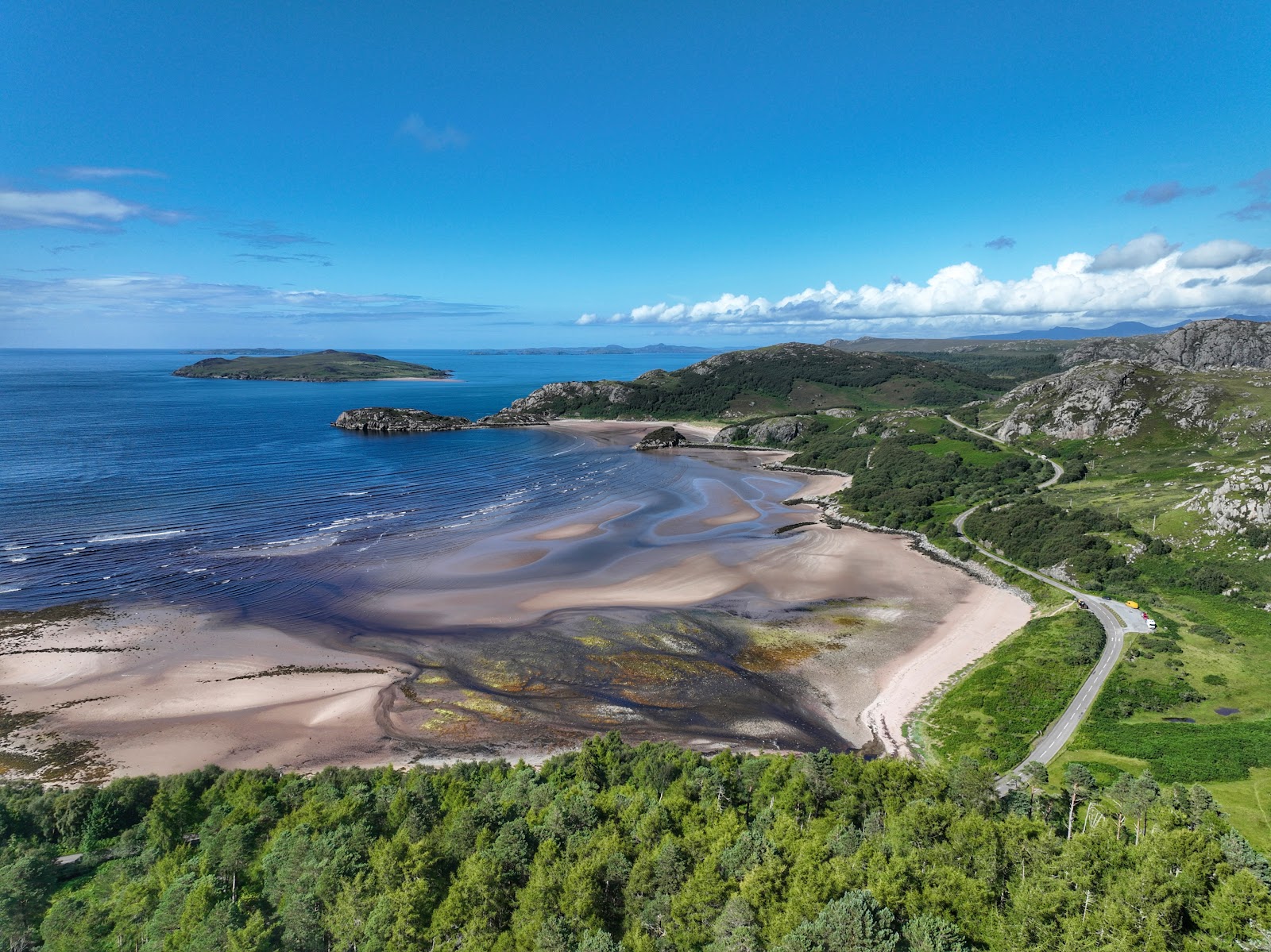 Foto van Gruinard Beach ondersteund door kliffen