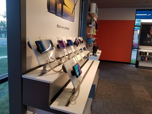 Cell Phone Store «AT&T Authorized Retailer», reviews and photos, 122 Hawthorn Center #623, Vernon Hills, IL 60061, USA