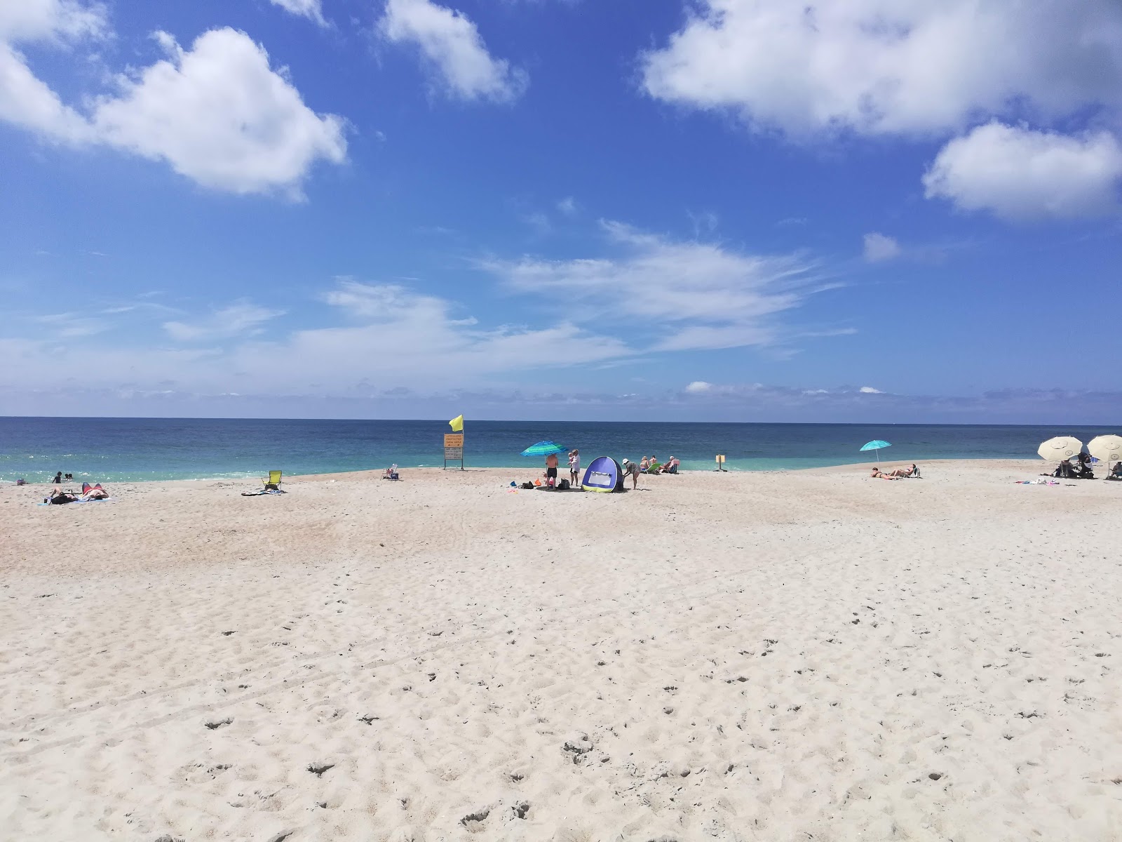 Foto van Fort Macon beach met helder zand oppervlakte