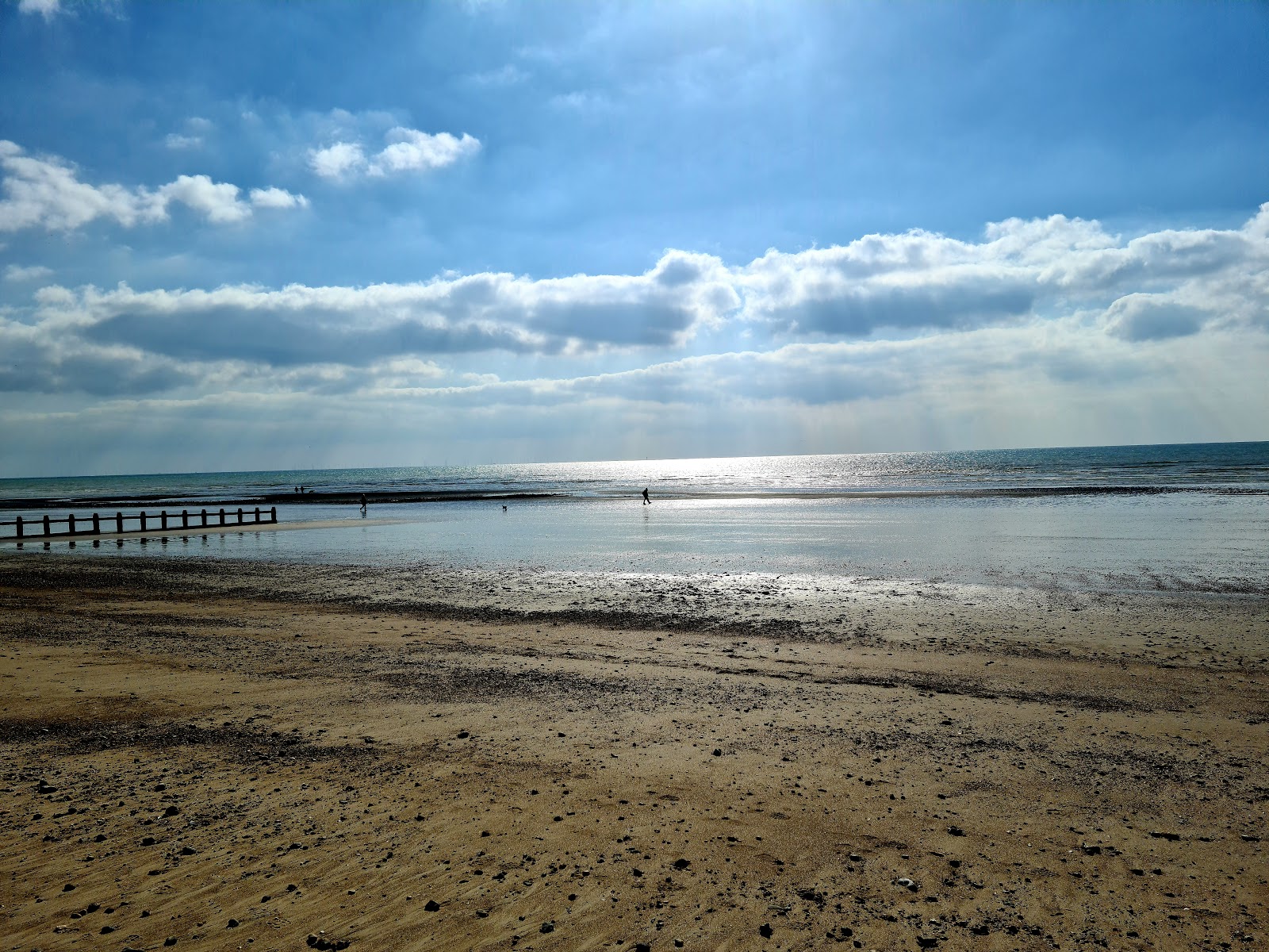 Foto van East Beach Littlehampton met turquoise puur water oppervlakte