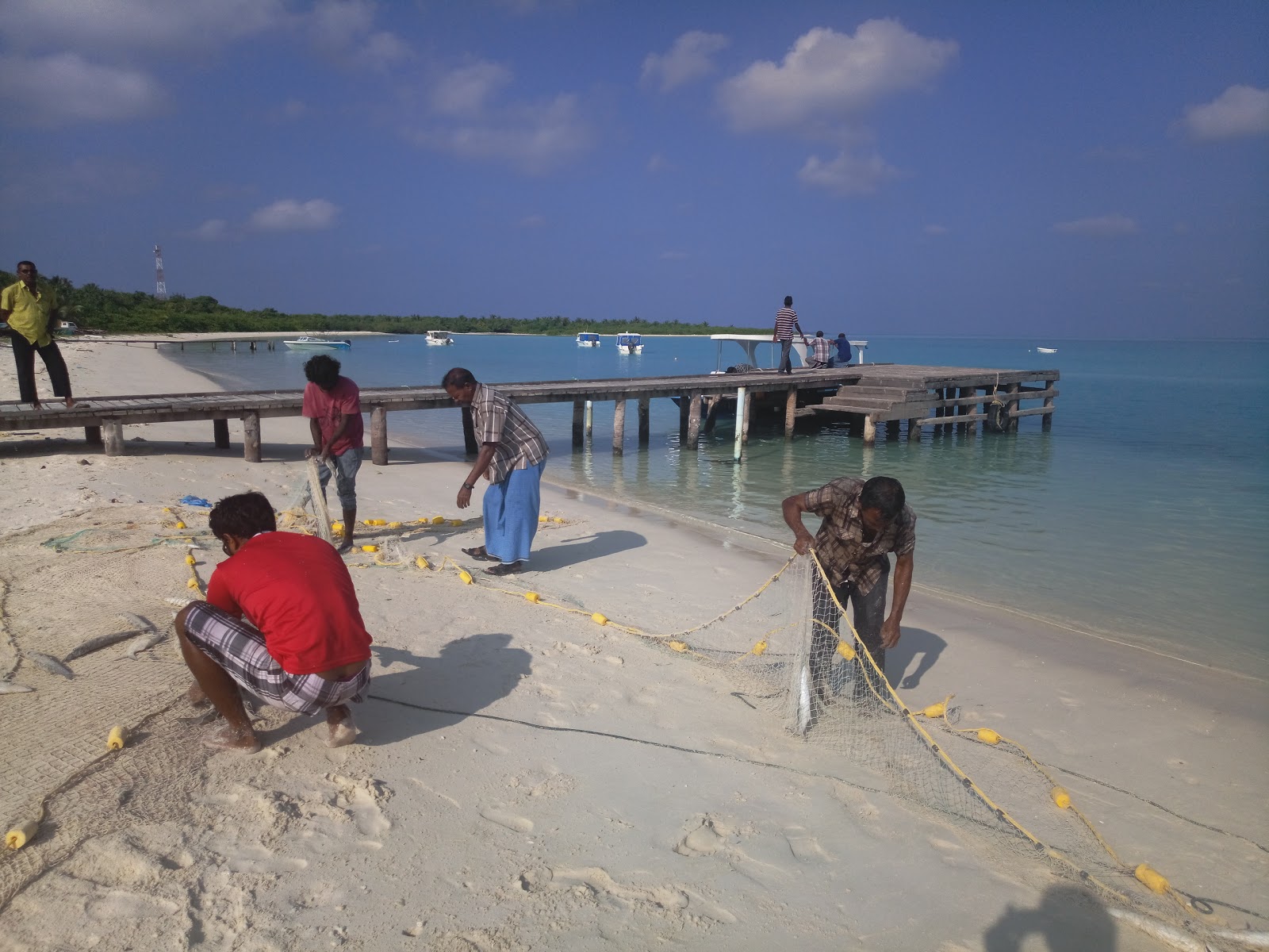 Foto de Filladhoo Beach con agua cristalina superficie