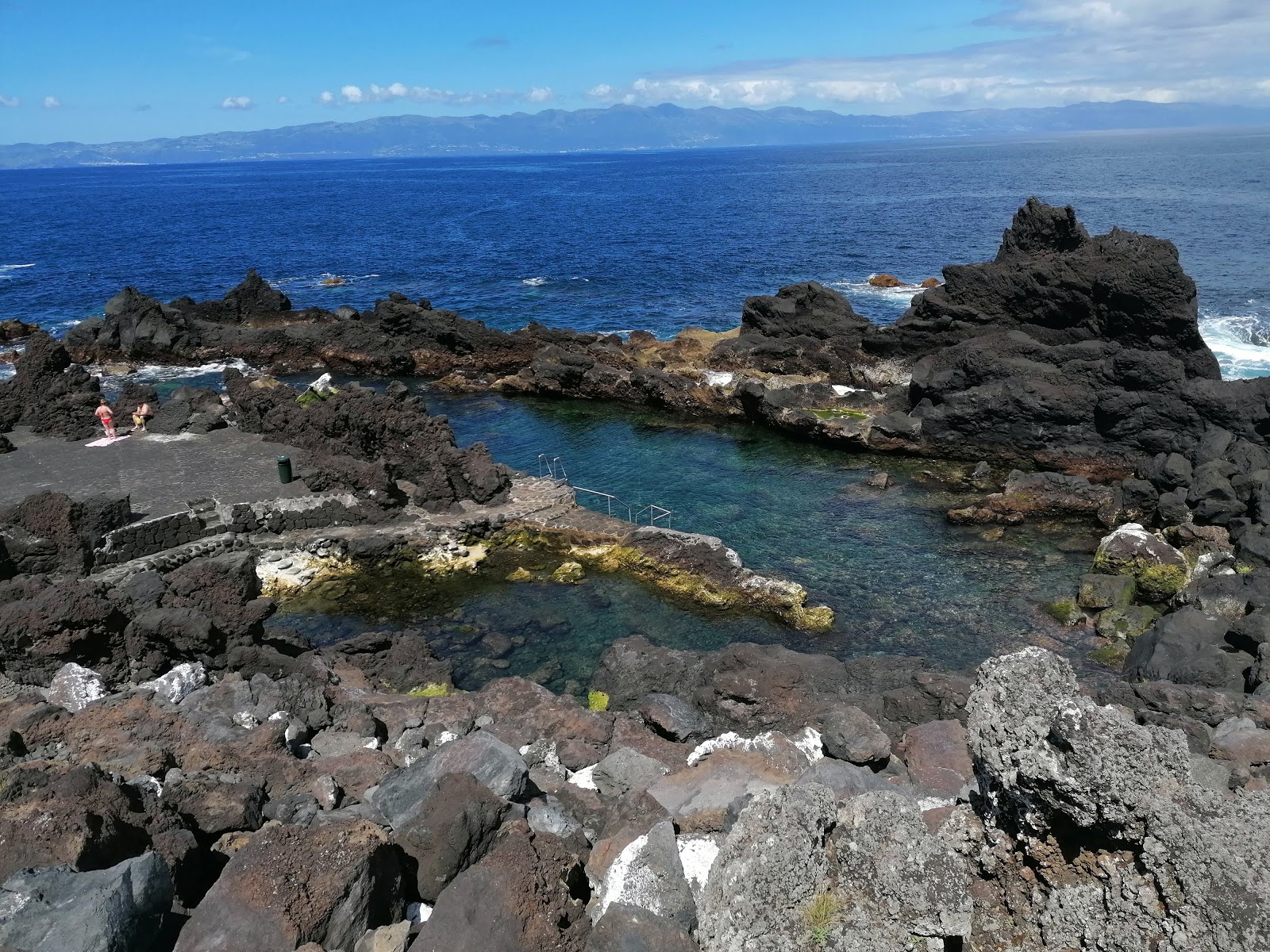 Foto av Piscina Naturais Sao Roque med belagd betongyta yta