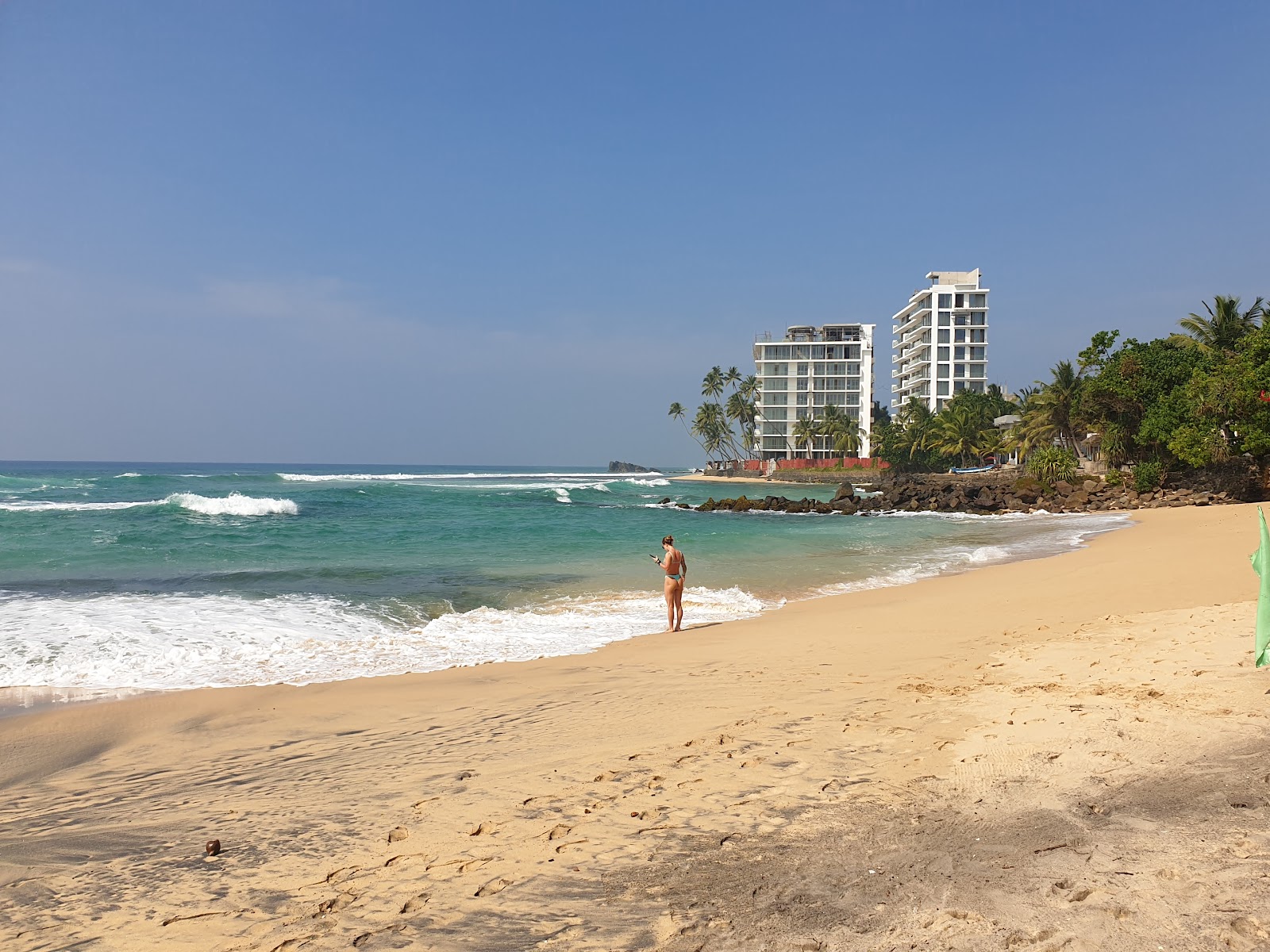 Foto von Mihiripenna Beach mit feiner beiger sand Oberfläche