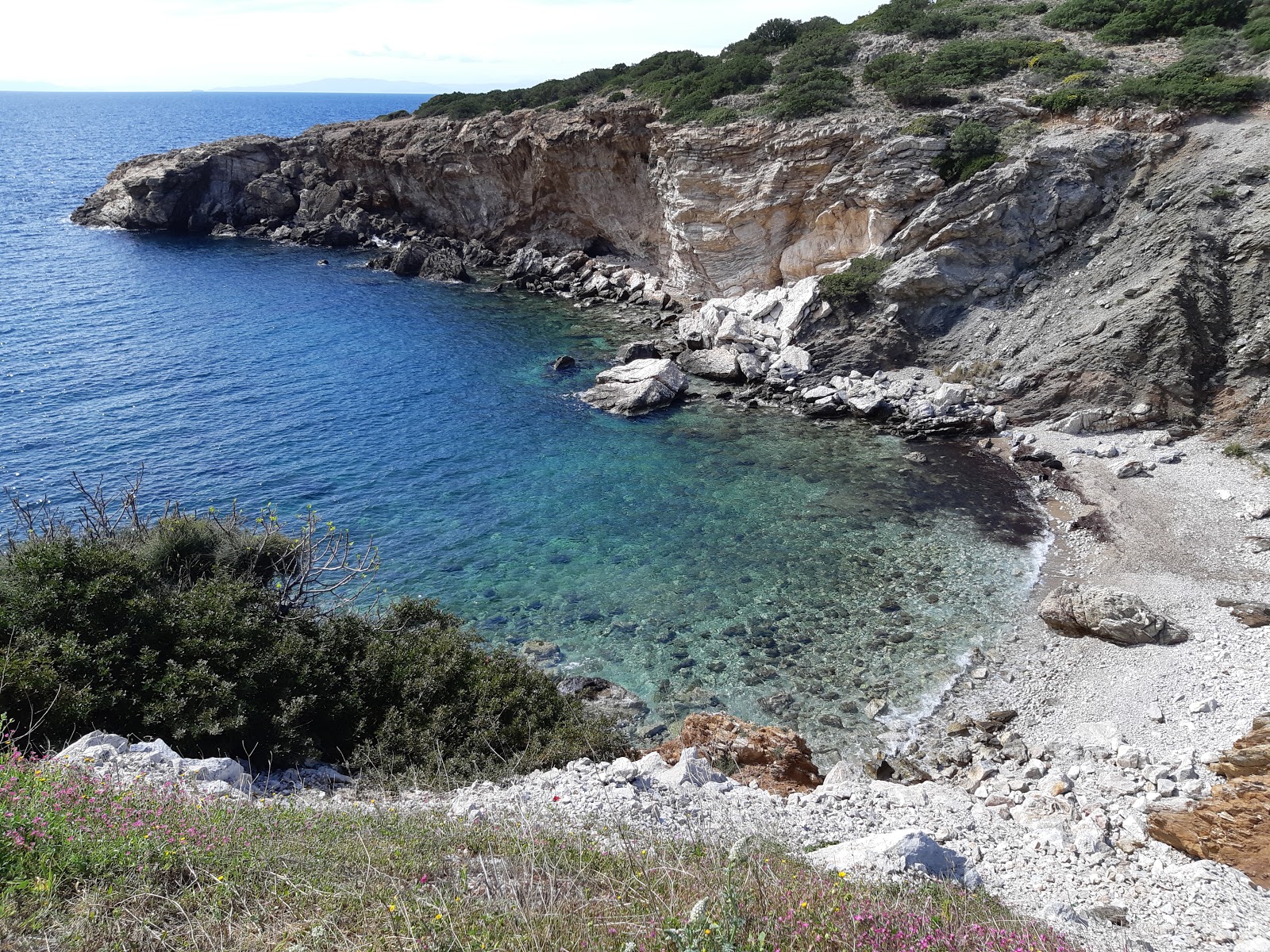Thymariou beach的照片 带有岩石覆盖表面