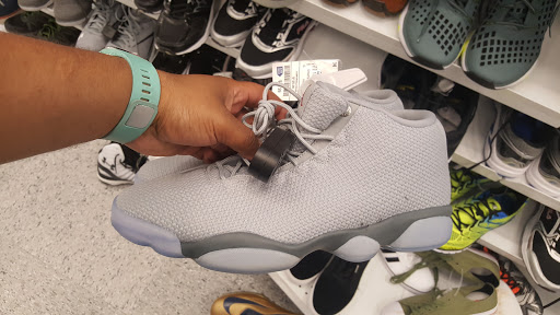 Clothing Store «Ross Dress for Less», reviews and photos, 3024 Wake Forest Rd, Raleigh, NC 27609, USA