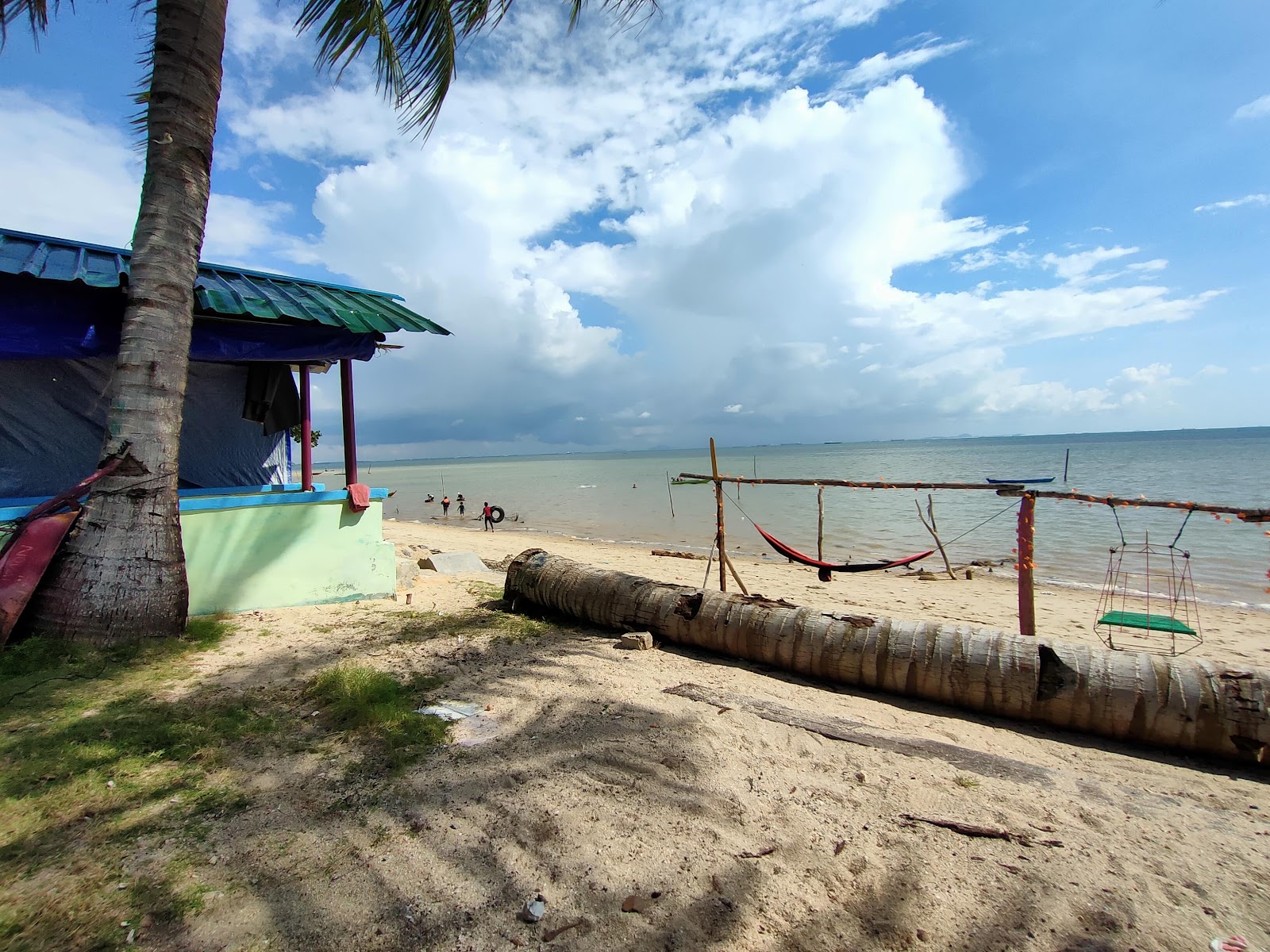 Foto de Teluk Mata Ikan Beach - lugar popular entre los conocedores del relax