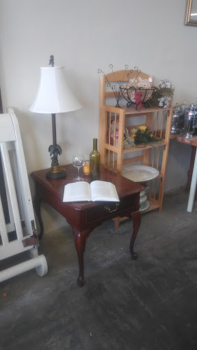 Home Goods Store «Paws & Claws Thrift Store», reviews and photos, 132 E Broad St, Groveland, FL 34736, USA