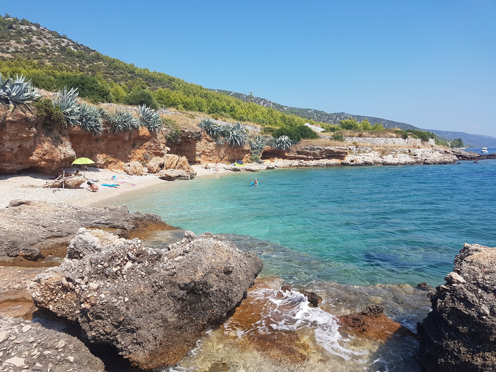 Foto di Gromin Dolac beach con una superficie del ciottoli beige