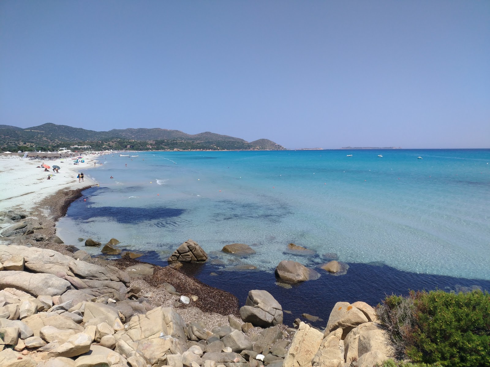 Foto van Spiaggia di Simius met helder fijn zand oppervlakte