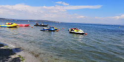 Plage De La Romaniquette'in fotoğrafı uçurumlarla desteklenmiş