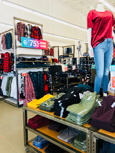 Clothing Store «Old Navy», reviews and photos, 141 Tuckahoe Rd, Sewell, NJ 08080, USA