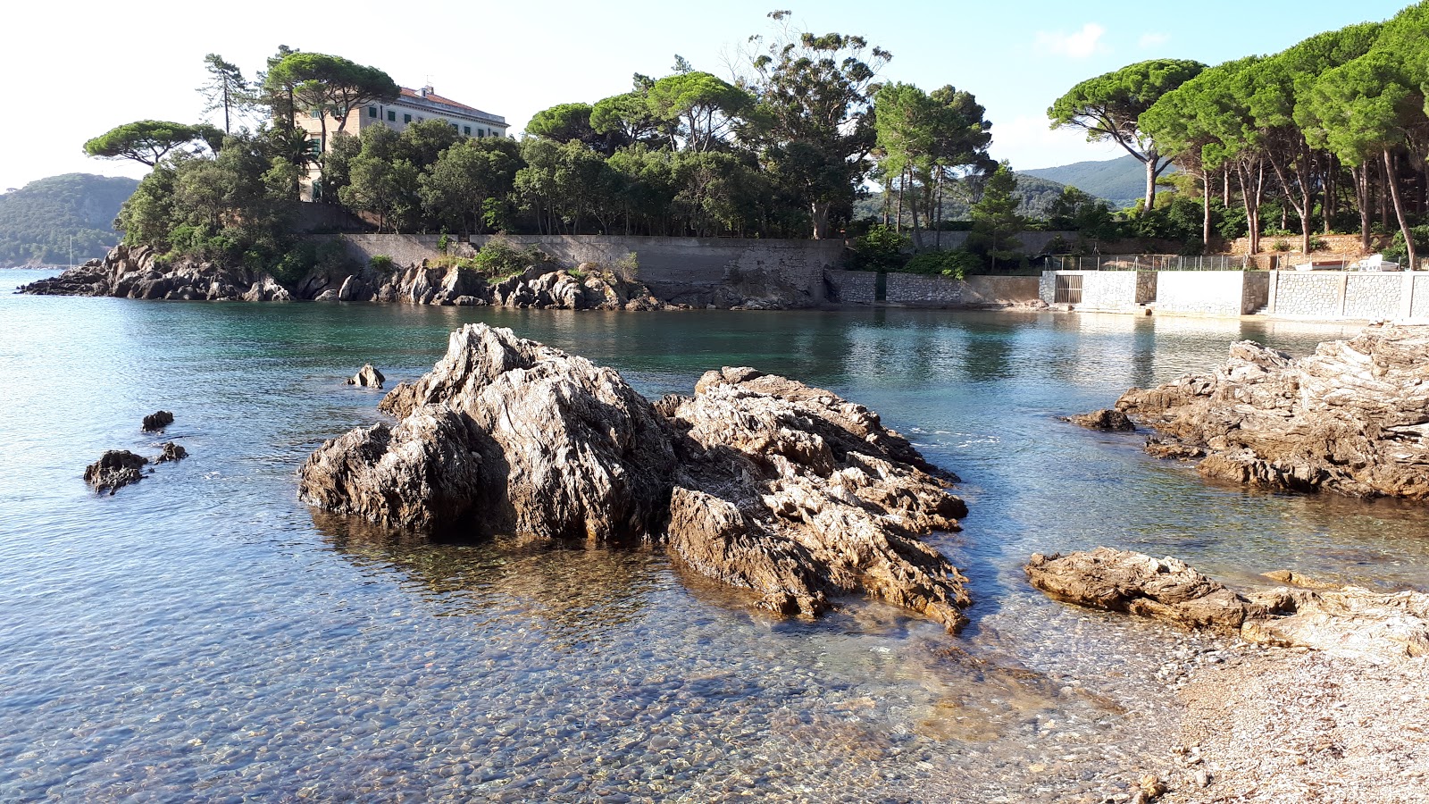 Foto av Cala delle Alghe med blå rent vatten yta