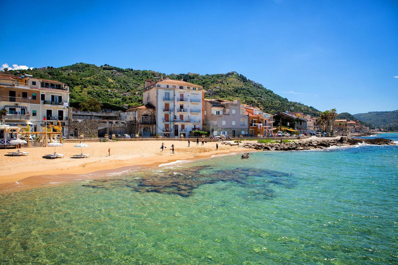 Zdjęcie Scario Beach z powierzchnią brązowy piasek