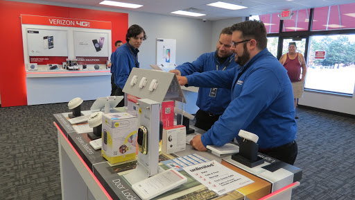 Cell Phone Store «Verizon Wireless Premium Retailer - Cellular & More», reviews and photos, 1192 S Main St #300, Chelsea, MI 48118, USA