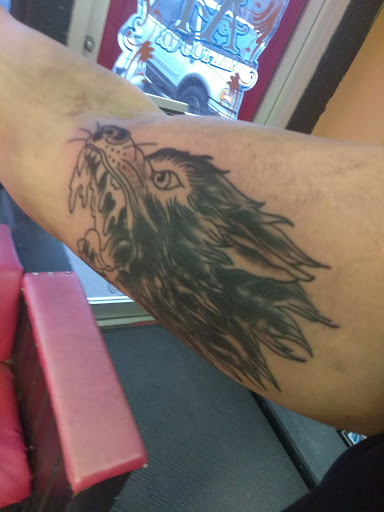 Tattoo Shop «A1 Tattoo Co», reviews and photos, 6805 N Oak Trafficway, Gladstone, MO 64118, USA