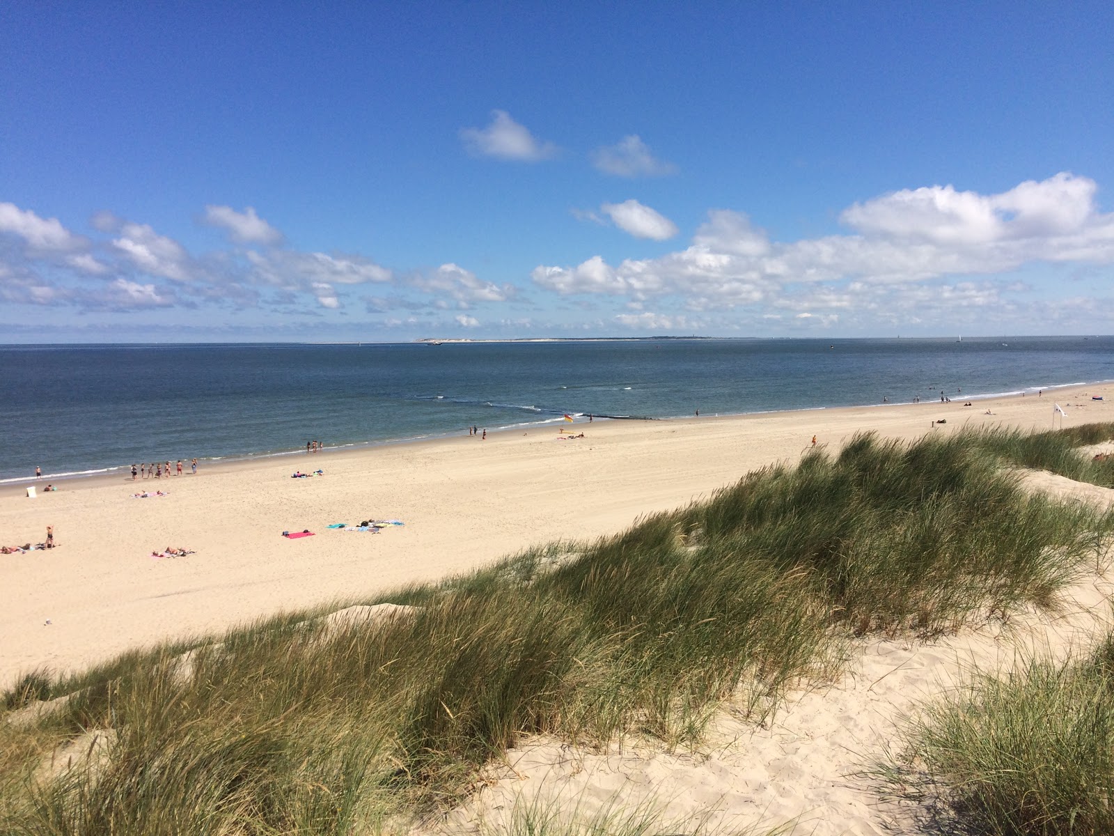 Vlieland beach的照片 带有明亮的沙子表面