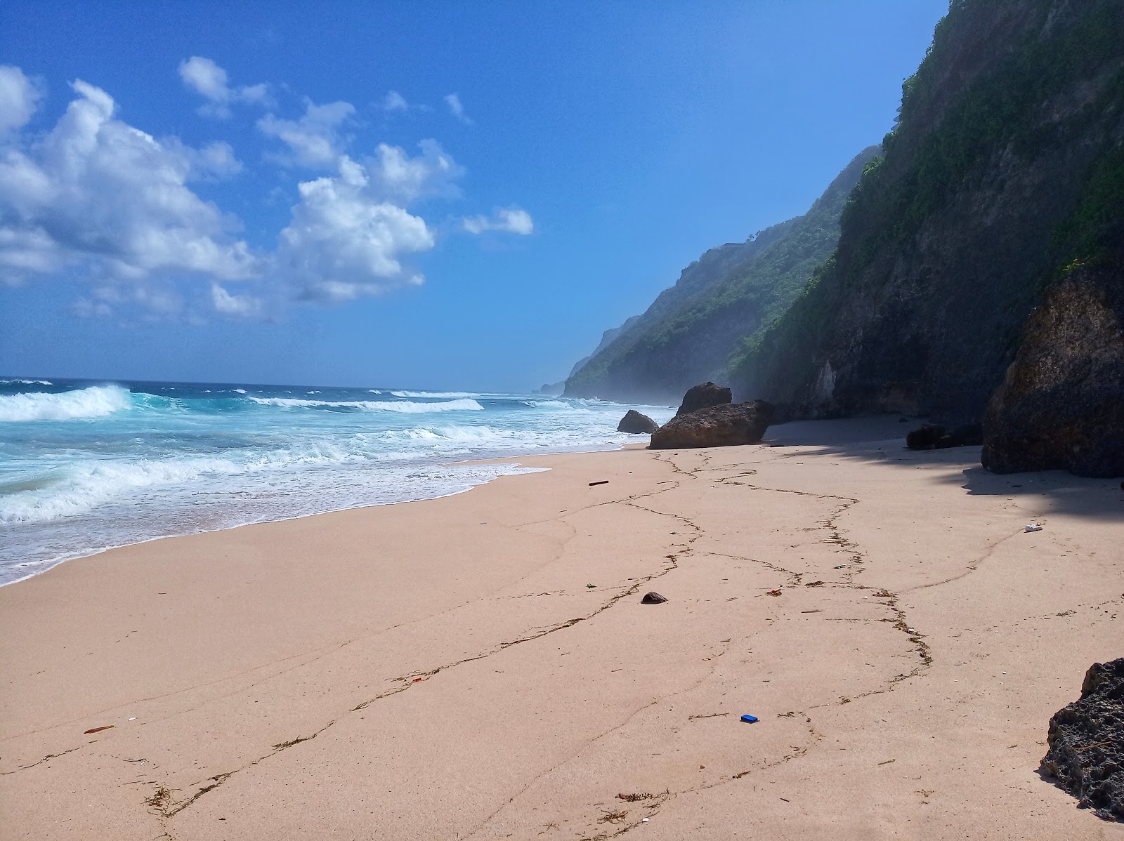 Fotografija Argani beach z svetel pesek in kamni površino