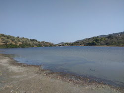 Paralia Aliki'in fotoğrafı uçurumlarla desteklenmiş