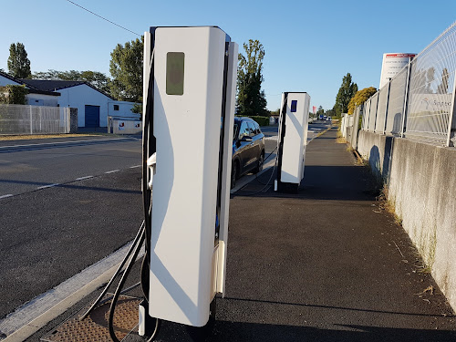 Borne de recharge de véhicules électriques Bordeaux Métropole Charging Station Artigues-près-Bordeaux