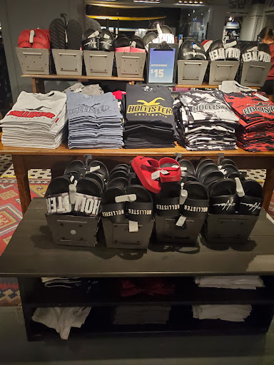 Clothing Store «Hollister Co.», reviews and photos, 3393 Peachtree Rd, Atlanta, GA 30326, USA