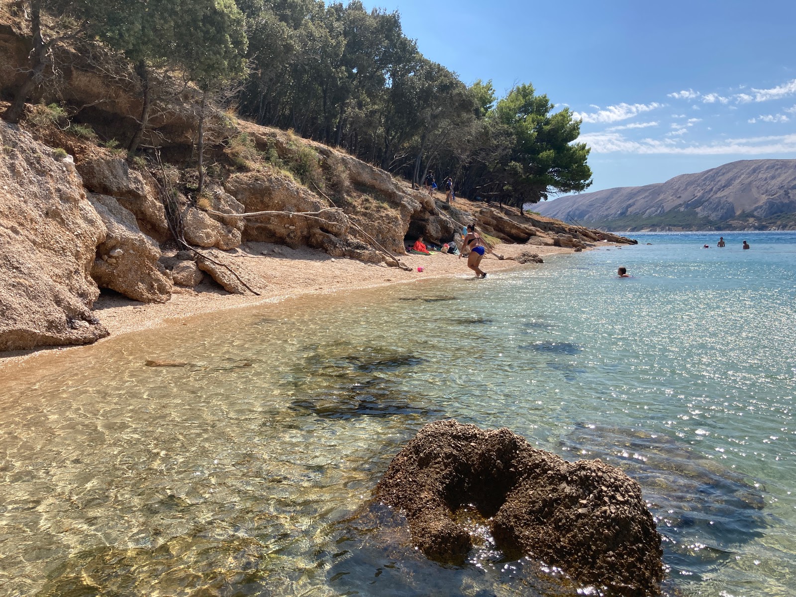 Foto von Suncana beach mit feiner heller kies Oberfläche