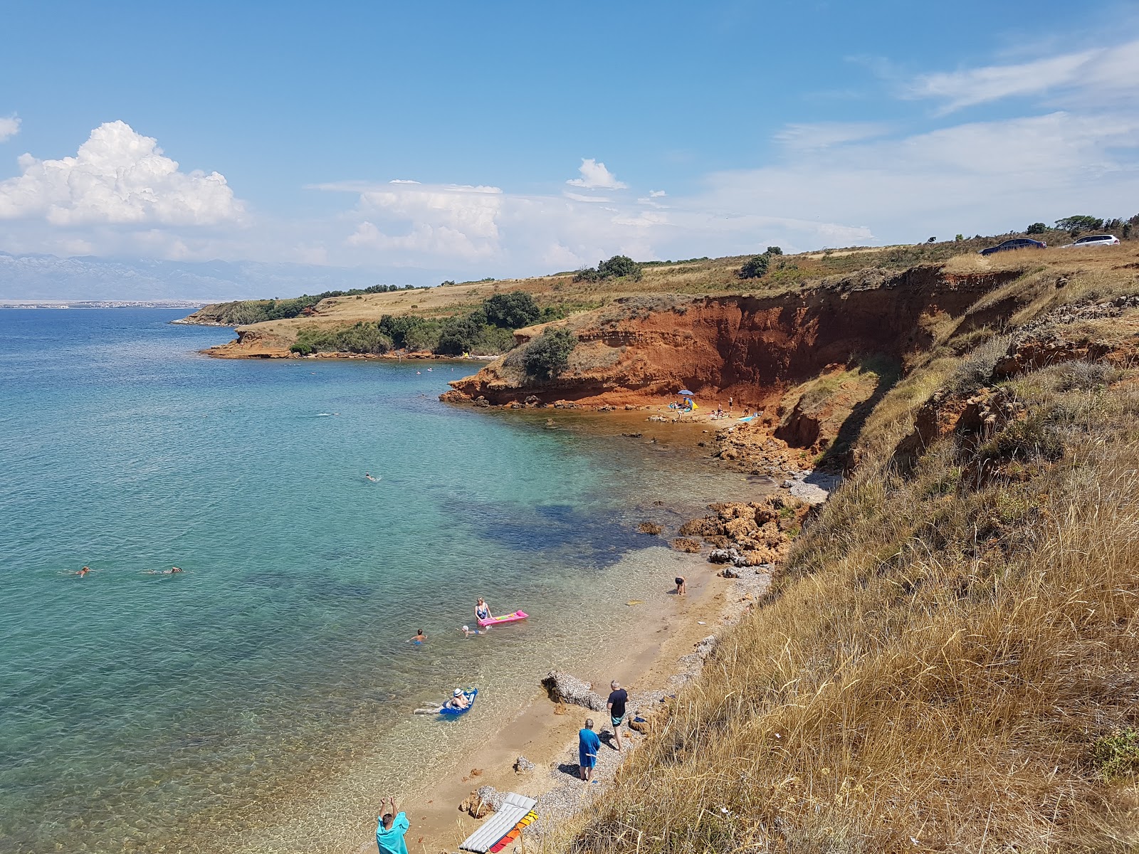 Duboka Draga Beach'in fotoğrafı geniş bir kıyı şeridi ile birlikte