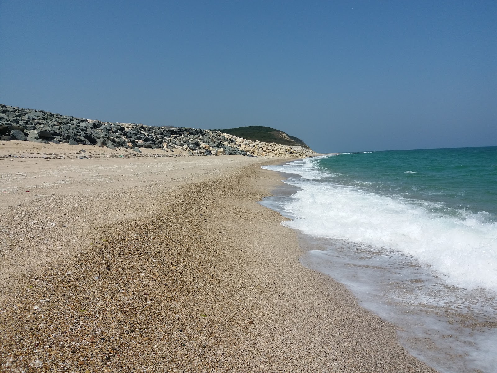 Foto von Karaburun beach mit blaues wasser Oberfläche