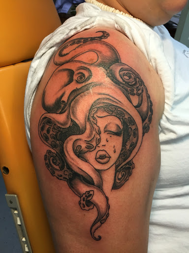 Tattoo Shop «Blue Fin Tattoos», reviews and photos, 2180 Perry Lane Rd, Brunswick, GA 31525, USA