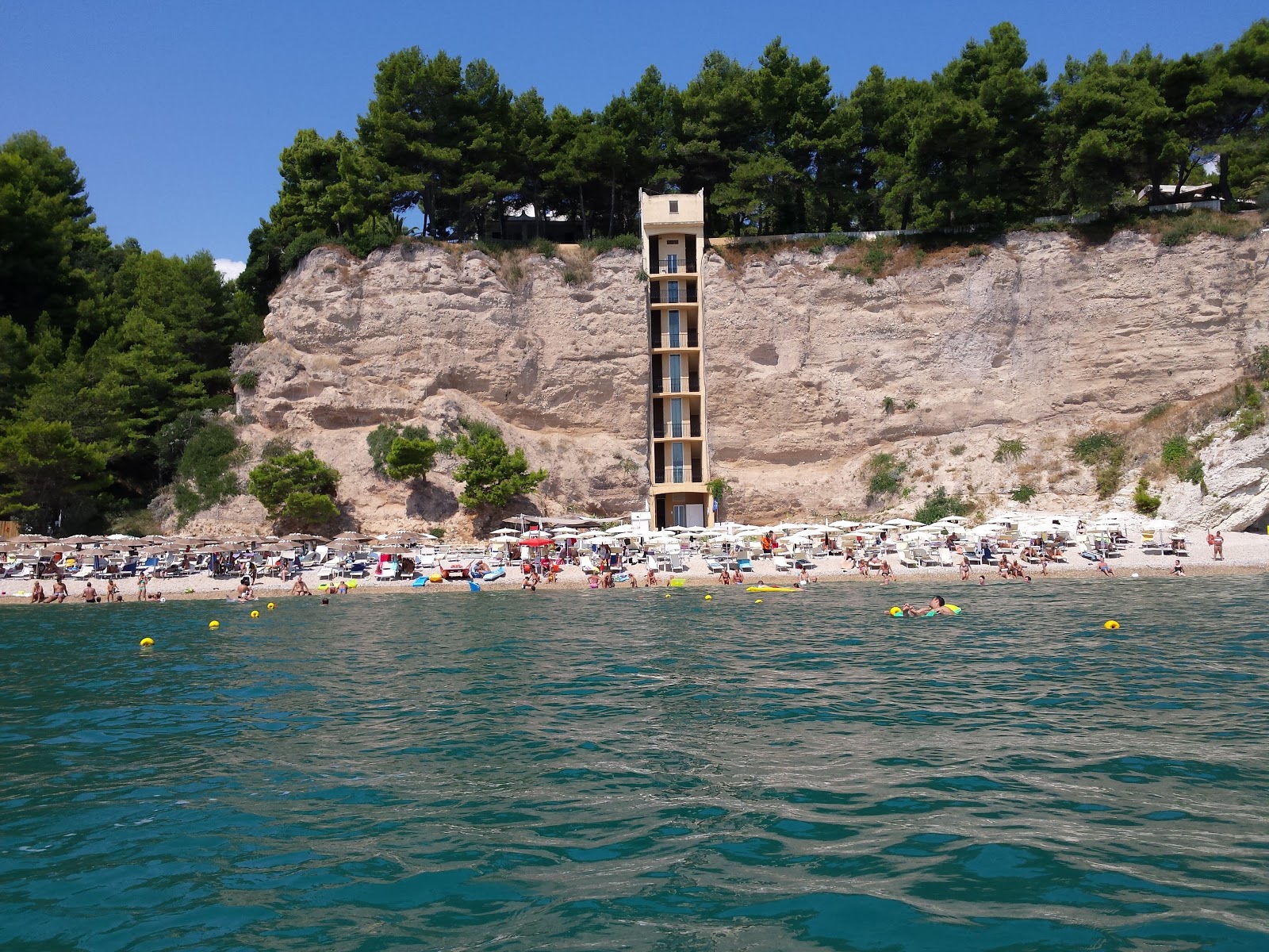 Foto van Strand van Baia dei Mergoli gelegen in een natuurlijk gebied