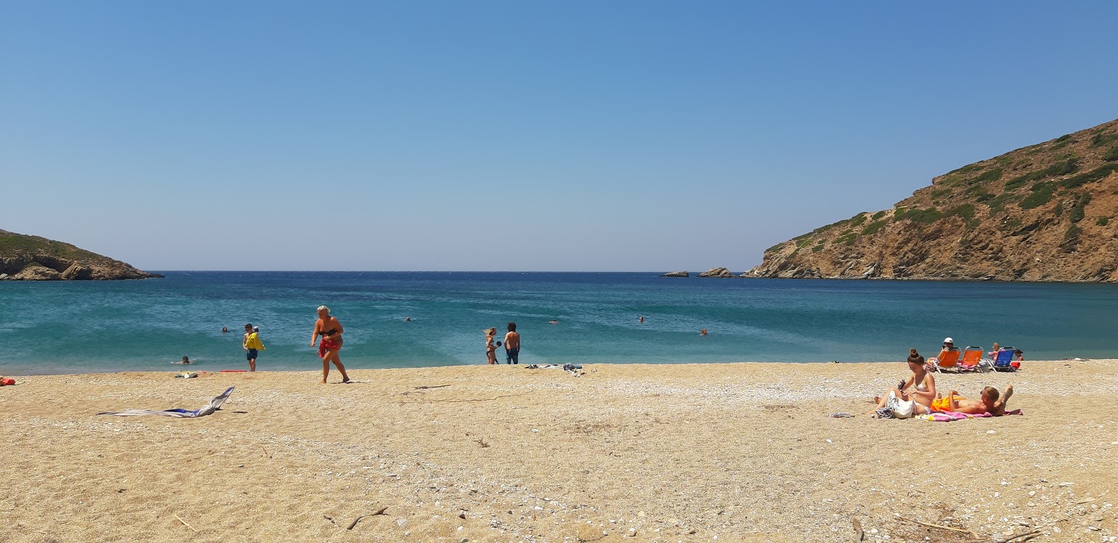 Photo de Paralia Fellos protégé par des falaises