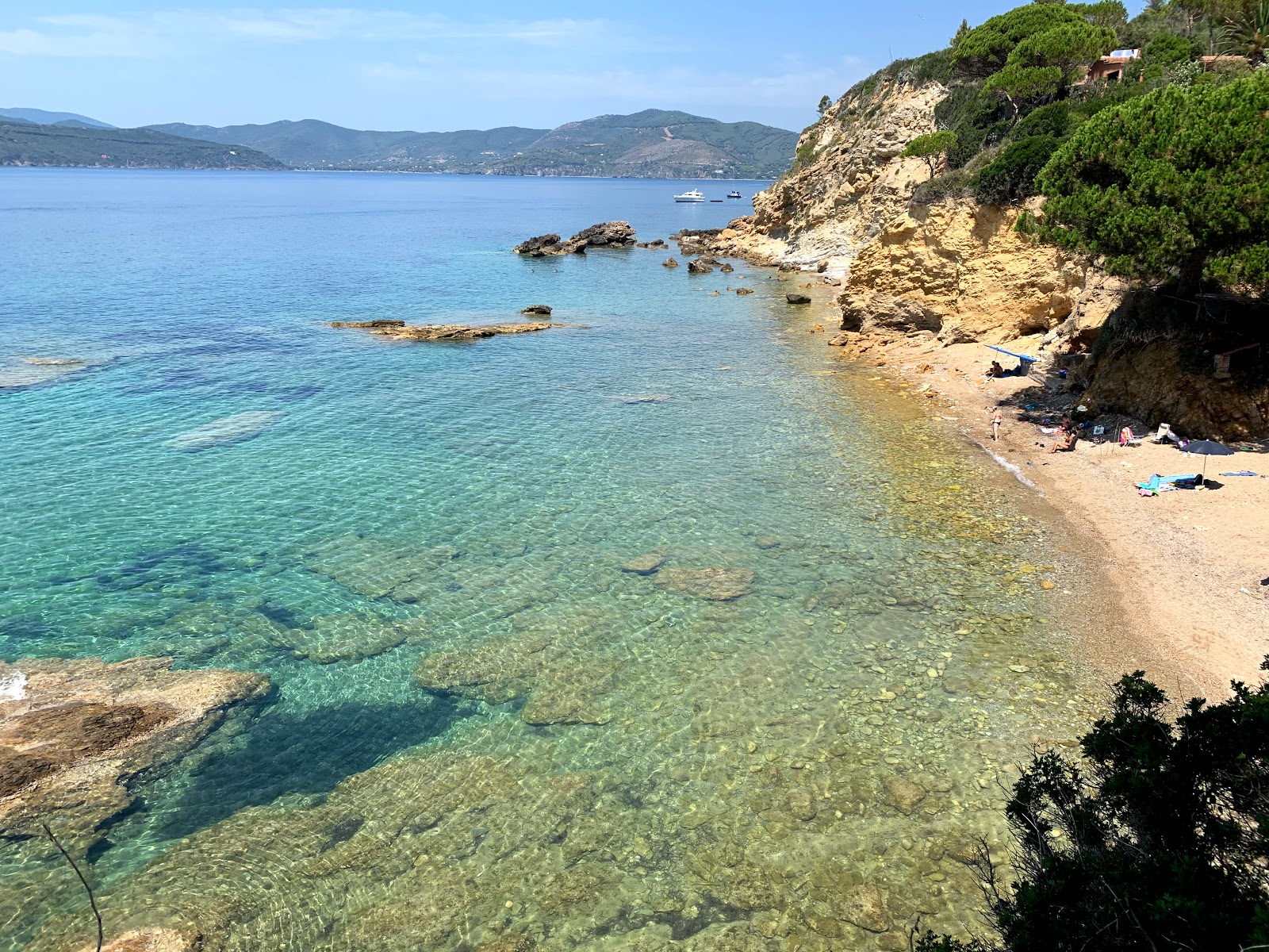 Zdjęcie Peducelli beach z powierzchnią piasek z kamykami