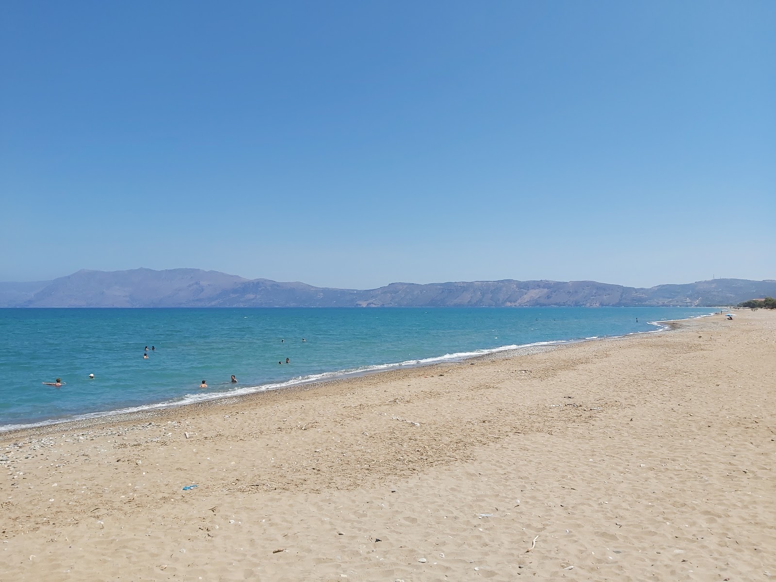 Φωτογραφία του Livadia Beach με επίπεδο καθαριότητας αρκετά καθαρό