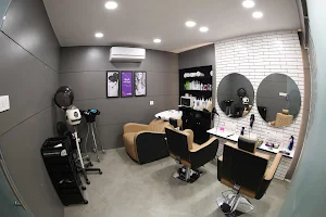 Naturals Salon image