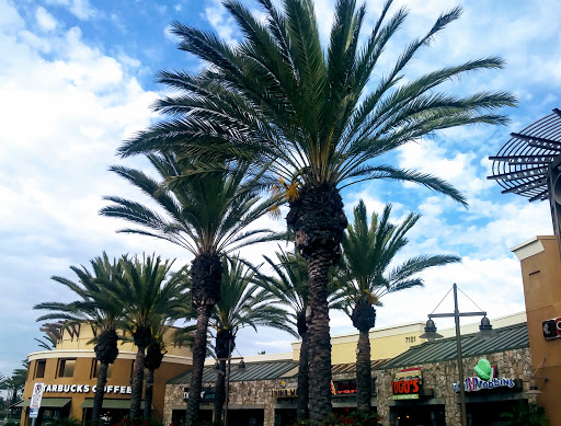 Shopping Mall «Seacliff Village Shopping Center», reviews and photos, Yorktown St & Main St, Huntington Beach, CA 92648, USA