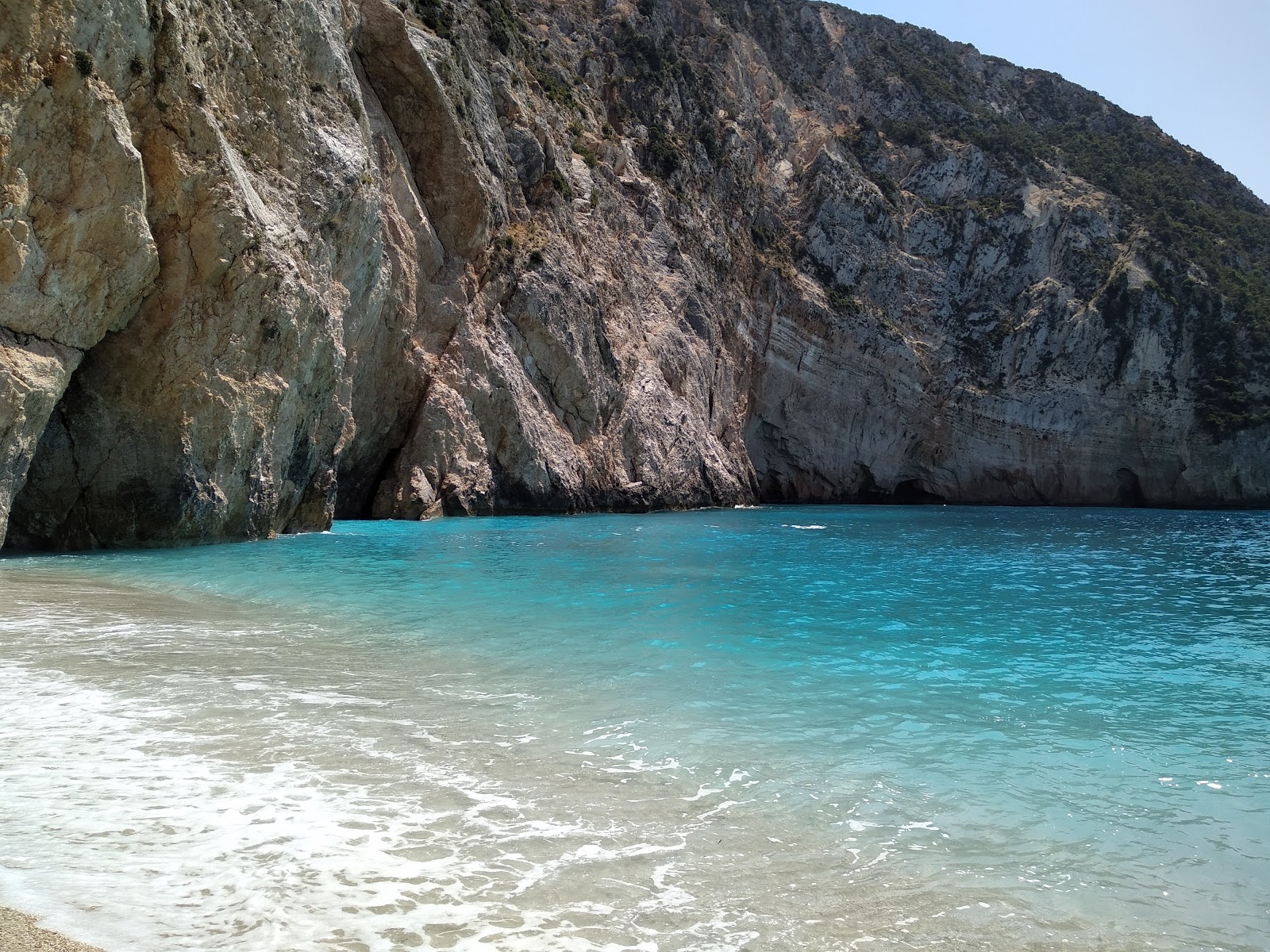 Foto von Porto Katsiki hidden II mit kleine, braune kiesel Oberfläche