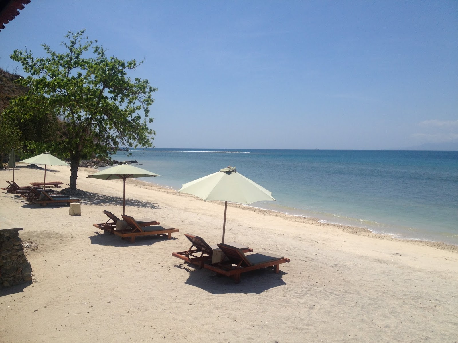Foto av Cocotinos Sekotong Beach omgiven av klippor