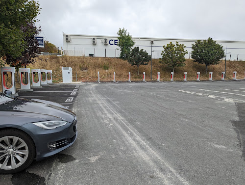 Borne de recharge de véhicules électriques Tesla Supercharger Saintes